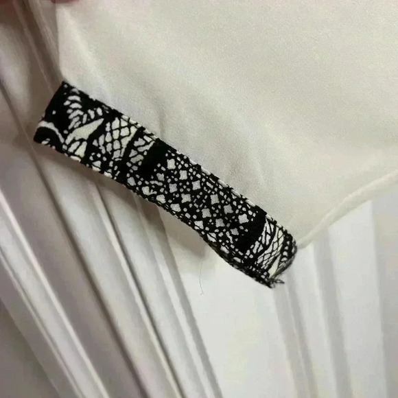 Gentle Fawn Blouse with Beautiful Cut Out Neckline Size Large - Picture 7 of 8